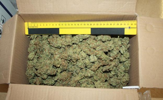 Detenido tras darse a la fuga en un control con 3,9 kilos de marihuana en el coche en Nerja