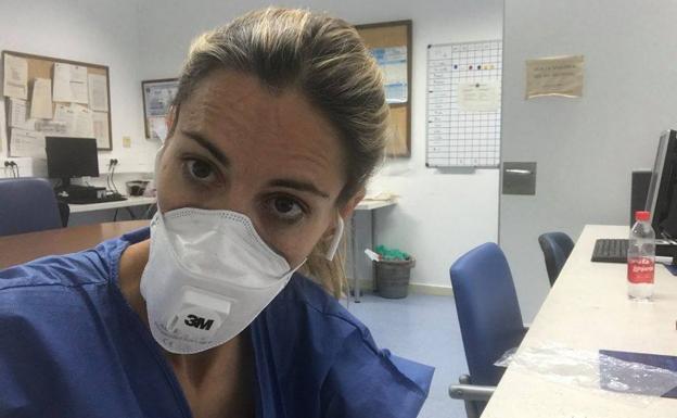 Una médica de la UCI: «Hemos estado falsamente protegidos, pero siguen sin hacernos test»