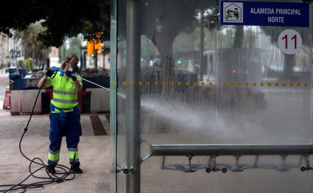 Un juzgado obliga a Limasa a aumentar la protección de los trabajadores que desinfectan las calles