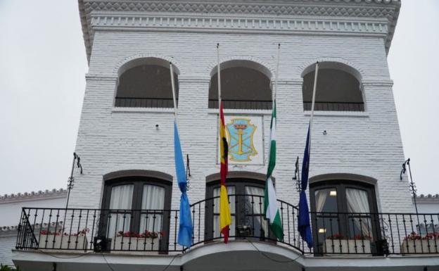 Nerja decreta luto oficial por las más de 21.200 víctimas del coronavirus en España