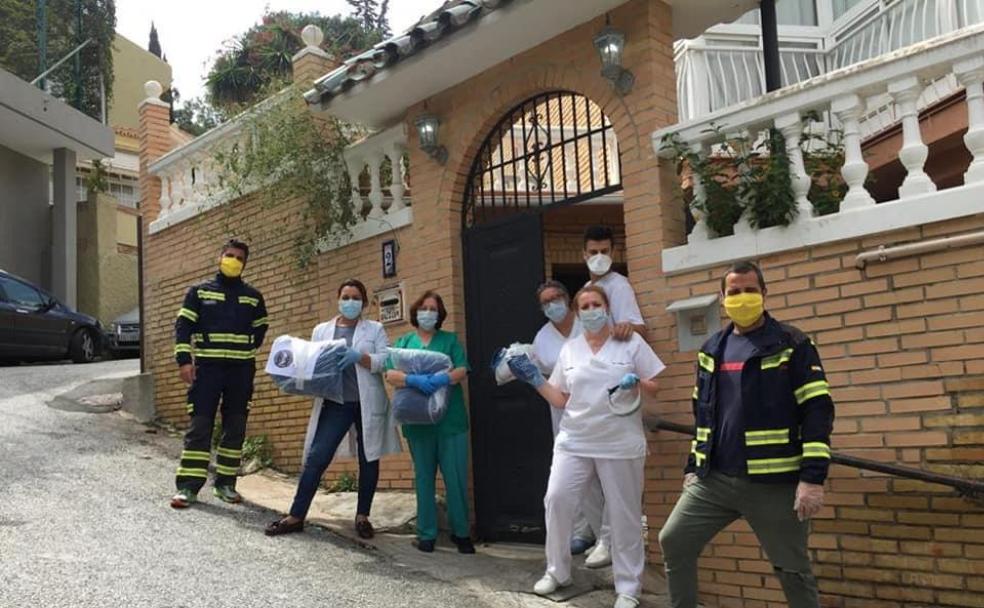 Bomberos del Aeropuerto de Málaga coordinan la fabricación y el reparto de mascarillas