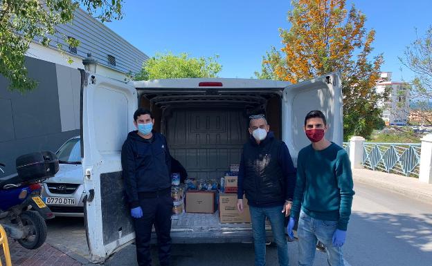 Donan 700 euros en alimentos a los Servicios Sociales de Nerja