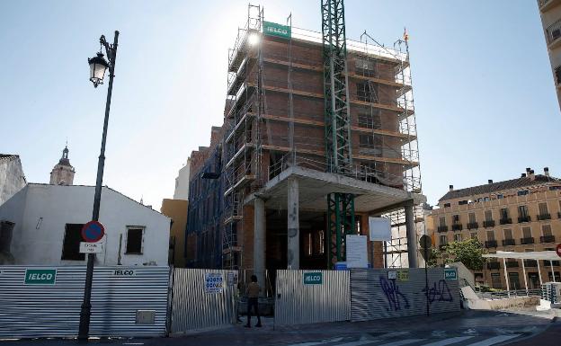 Las Cofradías Fusionadas retoman las obras de su casa hermandad tras un mes de parón