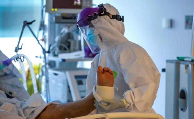 El Gobierno estima en un contrato que el 70% de la población acabará contagiándose y tiene que rectificar