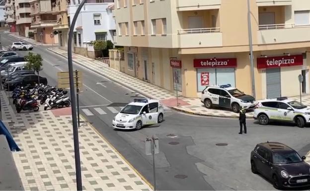 Detenido por lanzar mobiliario, latas de cerveza y objetos de cristal desde un quinto piso en Nerja