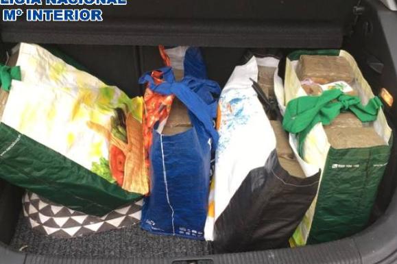 Intervienen 47 kilos de hachís en el maletero de un coche en un control en Estepona