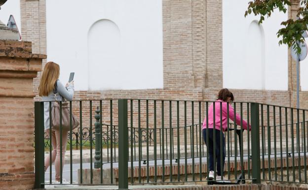 Familias y niños salen a las calles de los parques y barrios de Antequera en su primer día