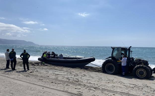 Un detenido tras localizar una narcolancha en la playa de Burriana de Nerja