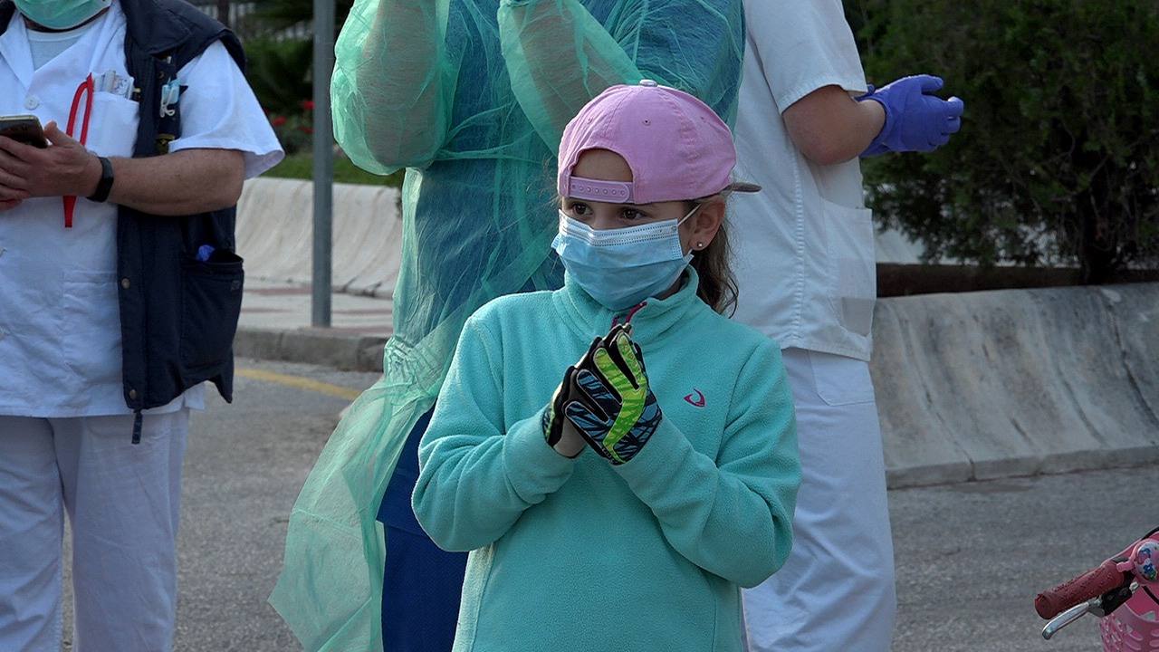 Vídeo | Los niños se suman a los aplausos en el Hospital Regional de Málaga