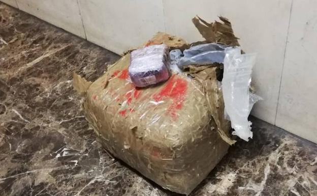 Un padre sale a pasear con su hija menor y halla un fardo con 18 kilos de hachís en los Baños del Carmen