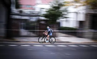 El Gobierno propone a los municipios dejar el carril derecho en las avenidas para la bicicleta