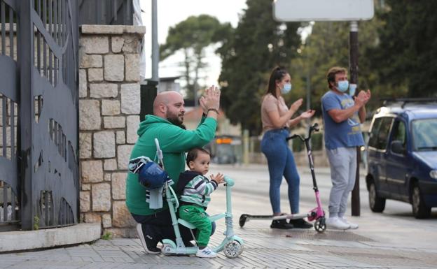 Los niños se suman a los aplausos en Carlos Haya