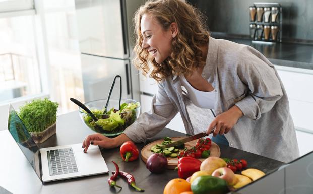 Los nuevos hábitos alimentarios del confinamiento: cocinamos y comemos más, planificamos mejor y tiramos menos comida