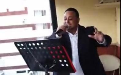 Un cantante profesional de Nerja, obligado a dejar de actuar en su balcón tras una denuncia vecinal