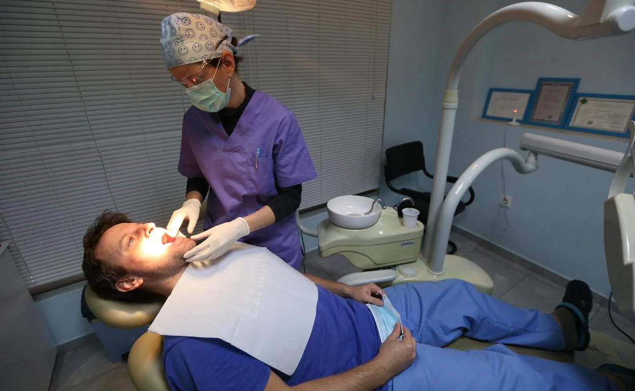 Dentistas y pacientes de Málaga, pendientes del BOE para volver a las  consultas | Diario Sur