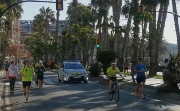 La Policía Local da instrucciones en La Malagueta a corredores y ciclistas