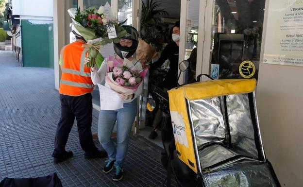 El Día de la Madre alivia la crisis de floristerías con servicio a domicilio