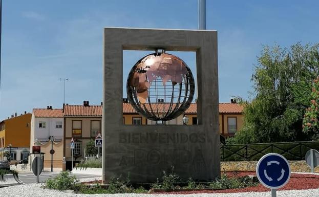Colocan una nueva escultura en el acceso a Ronda por la avenida de Málaga
