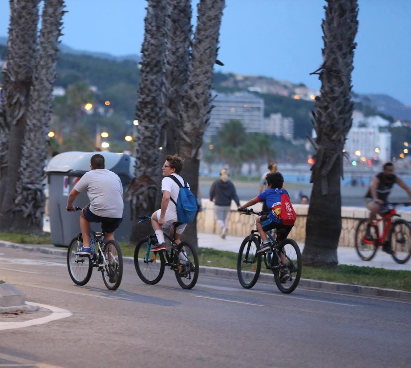 Aluvión de ciclistas y corredores en La Malagueta