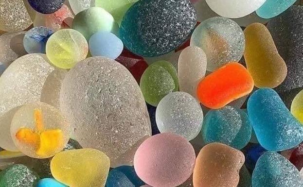 ¿Es real la foto viral de la arena de playa vista a través de un microscopio?