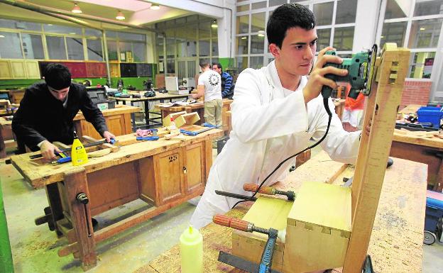 Estudiantes de FP tienen que renunciar a las prácticas o suspender para mantener la beca