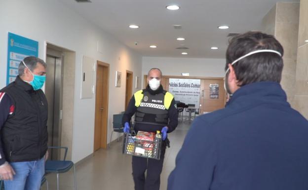 Más de 1.100 nerjeños reciben lotes de alimentos de primera necesidad durante la crisis del coronavirus
