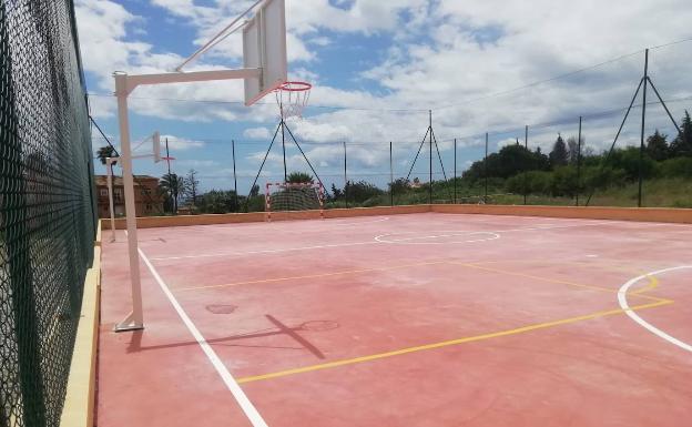 Estepona finaliza la nueva pista polideportiva de La Galera