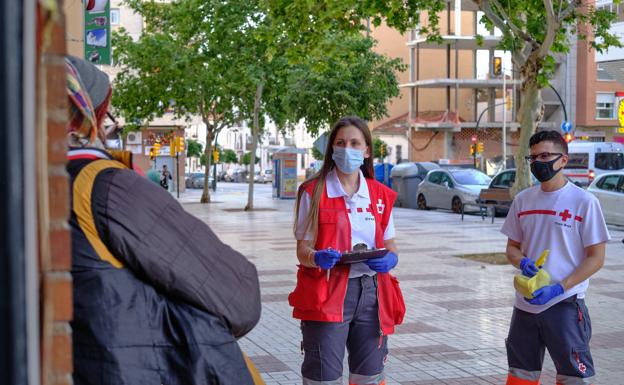 Las asociaciones tiran de voluntarios para atender el aumento de peticiones de ayuda