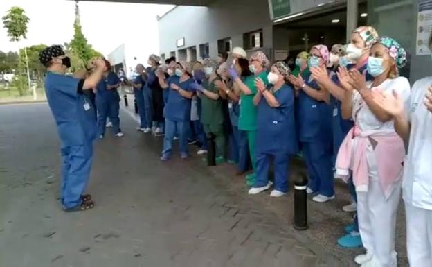 Vídeo: Homenaje a una auxiliar del Clínico que se jubila tras dos décadas de servicio