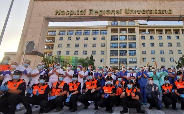 Cuerpos de seguridad, bomberos y ciudadanos homenajean a los sanitarios