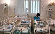Decenas de bebés nacidos por gestación subrogada varados en Ucrania