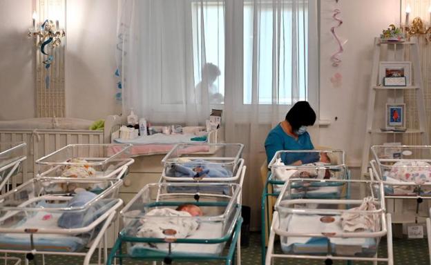 Decenas de bebés nacidos por gestación subrogada varados en Ucrania