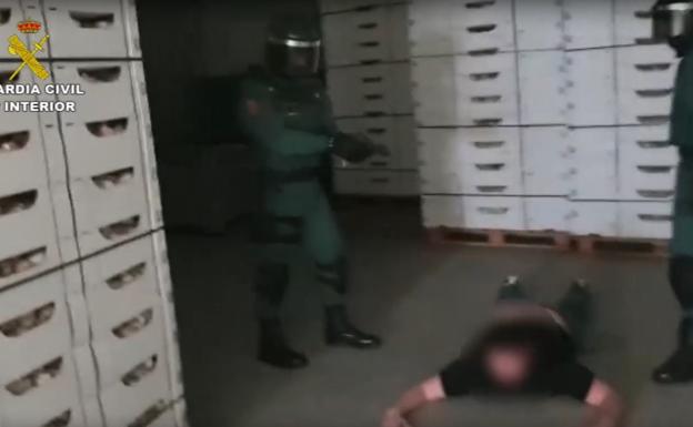 Registros en Benalmádena en relación a una red que transportaba droga desde Córdoba a Holanda en cajas de ajos