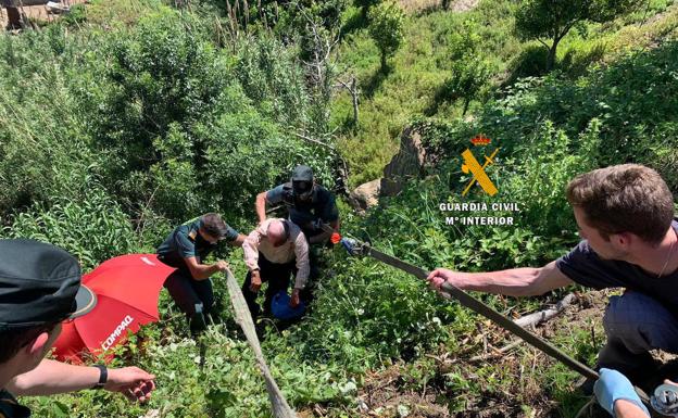 Rescatado un anciano de 83 años tras caer por un barranco de 15 metros en Casarabonela