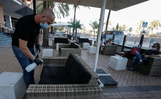 Hosteleros piden al Gobierno que aclare si los empresarios que deciden no abrir tienen que empezar a pagar cotizaciones sociales