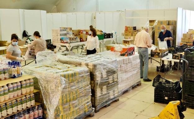El Ayuntamiento de Estepona adquiere y distribuye 10 toneladas de alimentos por semana a familias vulnerables