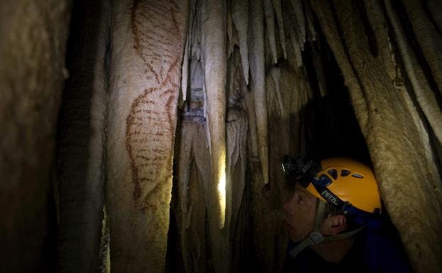 Un estudio de la Universidad de Córdoba cuestiona la autoría neandertal del arte rupestre a través de la Cueva de Nerja