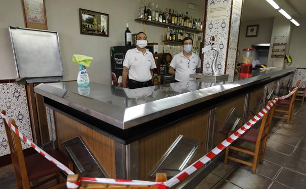 Antequera llena sus calles comerciales y los hoteles alojan a trabajadores y transportistas