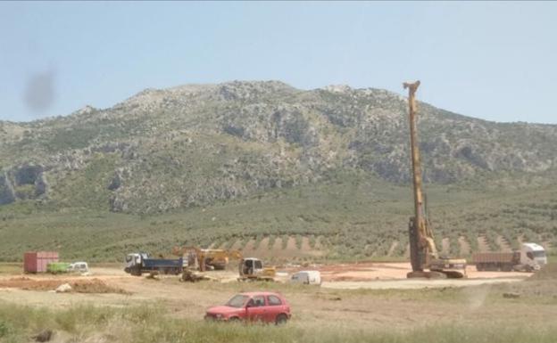 Villanueva del Trabuco solicita una reunión con la Junta para paralizar la construcción de la embotelladora