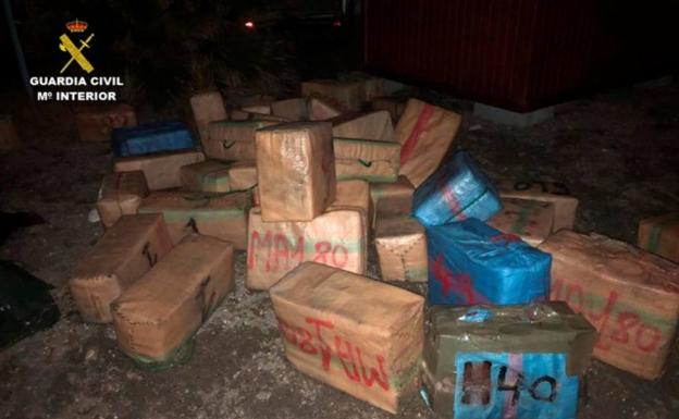Incautados 1.960 kilos de hachís a una red de narcotráfico con 34 detenidos en Málaga y Granada