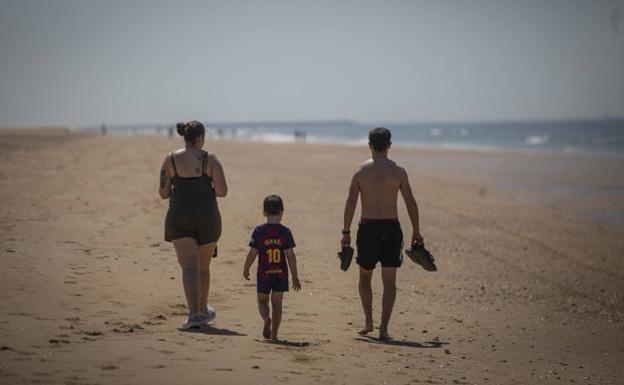 Desalojan a unos 40 erasmus que hacían botellón en la playa y les obligan a limpiarla