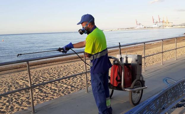 Limasa desinfecta los accesos a las playas de Málaga