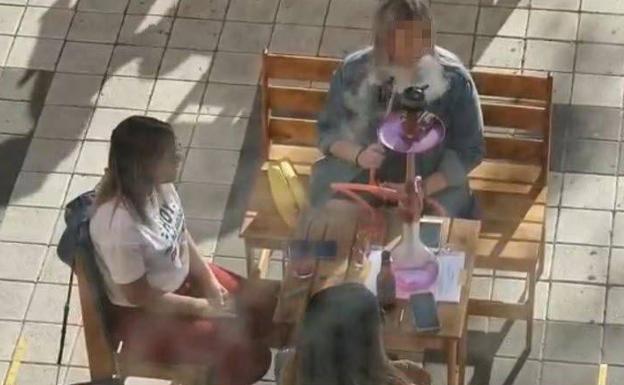 Málaga quiere prohibir el uso de cachimbas en parques y entornos escolares