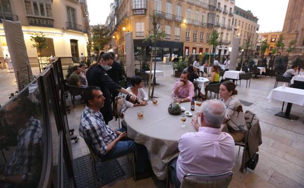 Andalucía desautoriza la apertura de discotecas y amplía el aforo en el interior de restaurantes