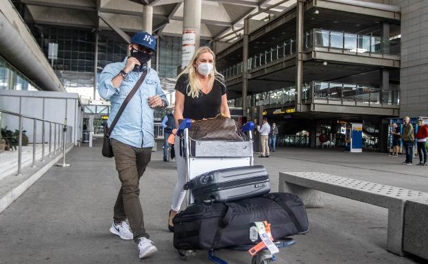 La Junta defiende un pasaporte sanitario para cualquier extranjero que viaje a España