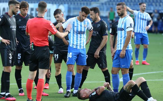 El Málaga, lastrado por tantos regalos al Huesca (1-3)