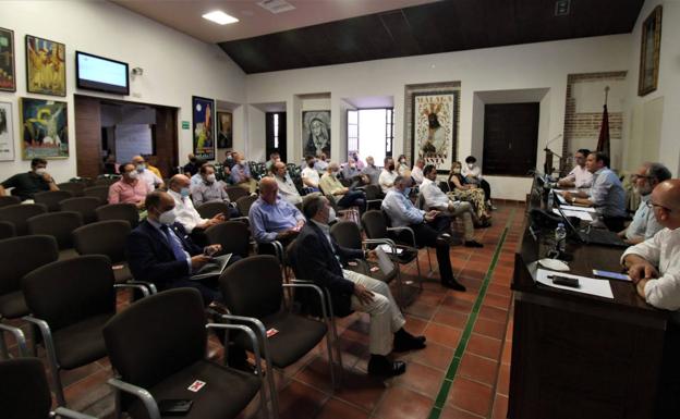 La asamblea de la Agrupación de Cofradías de Málaga aprueba la devolución del dinero de las sillas a los abonados