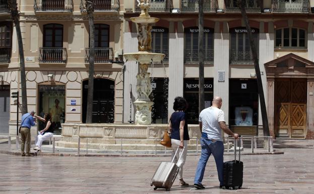 La libertad para viajar por Andalucía eleva las ocupaciones en Málaga y llenará los chiringuitos