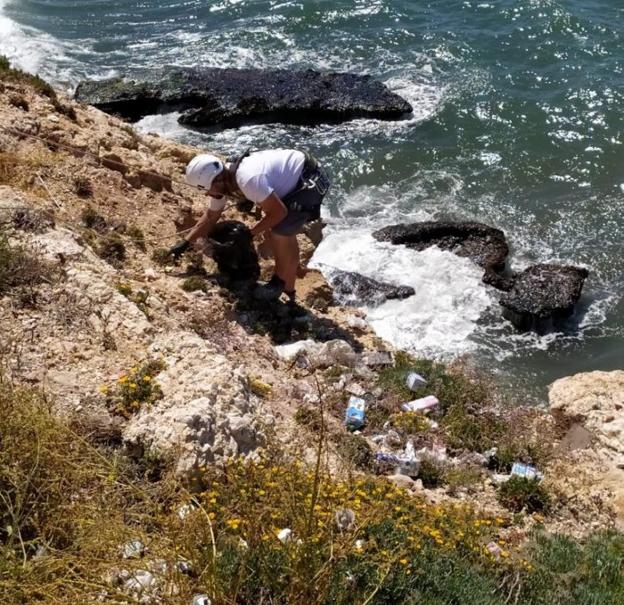 Retiran 250 kilos de basuras de los acantilados del Cantal