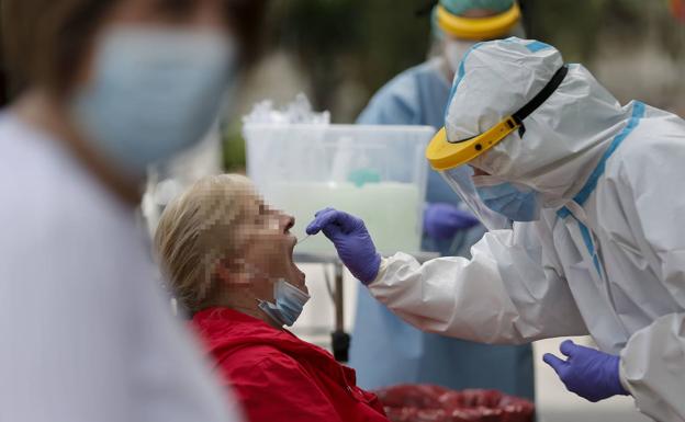 Málaga registra un ligero aumento de contagios, pero mantiene el virus a raya